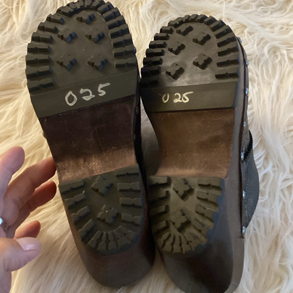 DR. SCHOLL's leather & studded clogs - Picture 7 of 12